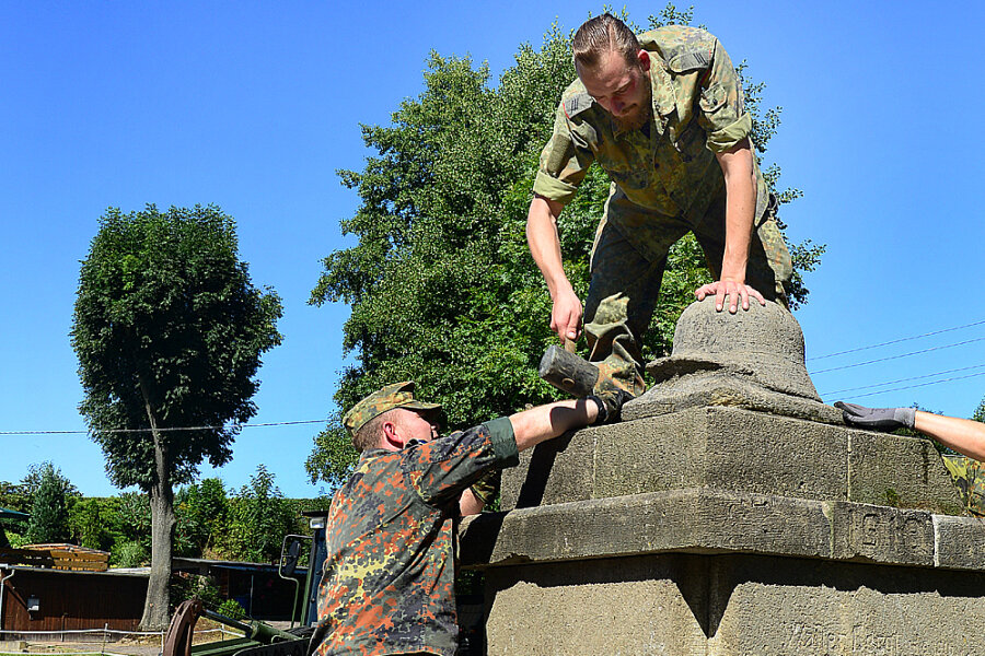 Kriegerdenkmal in Frankenberg steht wieder - Bundeswehr-Soldaten hatten den Wiederaufbau des Denkmals übernommen.