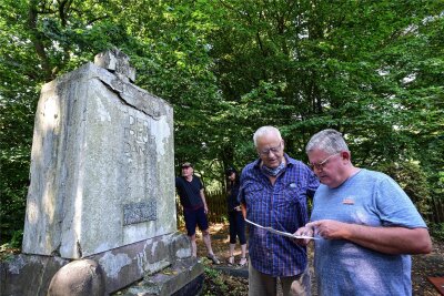 Kriegerdenkmal in Oberlichtenau wird saniert - Anwohner Enrico und Ines Colditz, Winfried Beier sowie Ortschronist Michael Fleischer begutachten das Denkmal.