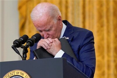 Kriegsherr wider Willen - Das Bild wird in die Geschichte eingehen: Der US-Präsident Joe Biden hält inne, als er im Weißen Haus über den tödlichen Anschlag in der Nähe des Flughafens von Kabul spricht. 