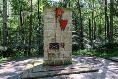 Kriegsopfer-Ehrenmal mit Farbe beschmiert - Polizei ermittelt - Das sogenannte Ehrenmal für die Opfer des Faschismus in Bad Schlema ist großflächlig mit roter Lackfarbe beschmiert worden.