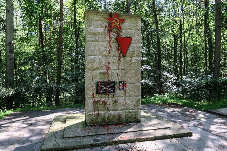 Kriegsopfer-Ehrenmal mit Farbe beschmiert - Polizei ermittelt - Das sogenannte Ehrenmal für die Opfer des Faschismus in Bad Schlema ist großflächlig mit roter Lackfarbe beschmiert worden.