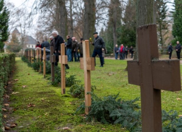 Zum Volkstrauertag wurde auf dem Neuen Friedhof in Mittweida an Kriegsgräbern gedacht. Zum Teil stehen schon neue Holzkreuze. 