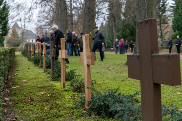 Zum Volkstrauertag wurde auf dem Neuen Friedhof in Mittweida an Kriegsgräbern gedacht. Zum Teil stehen schon neue Holzkreuze. 