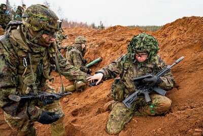 Kriegspartei oder nicht? Wie ein Gutachten für den Bundestag die Frage bewertet - Führt Hilfe bei der Ausbildung schon zum Kriegseintritt? In Ramstein werden ukrainische Soldaten ausgebildet. Auf diesem Foto üben estnische Soldaten gemeinsam mit Briten eine Verteidigungssituation. 
