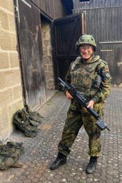 Kriegstreiberei? Zwickauer Abgeordneter verbringt Urlaub bei der Bundeswehr - Gerald Otto in Kampfmontur. Die Armee bietet solche Aktionswochen speziell für Abgeordnete an. 