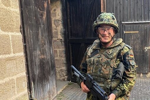 Kriegstreiberei? Zwickauer Abgeordneter verbringt Urlaub bei der Bundeswehr - Gerald Otto in Kampfmontur. Die Armee bietet solche Aktionswochen speziell für Abgeordnete an. 
