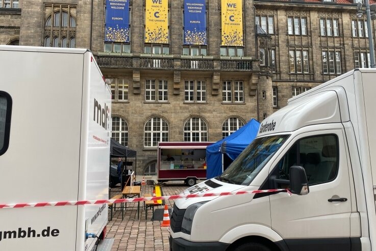 Krimidreh: Bei Anruf Mord - Im Chemnitzer Rathaus war am Freitag Drehstart für den neuen Erzgebirgskrimi. Fahrzeuge der Produktionsfirma wiesen darauf hin. 