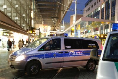 Kriminalität in der Chemnitzer Innenstadt: Polizeichef kündigt „robustes“ Eingreifen an - Polizeieinsätze gehören seit Jahren immer wieder zum Bild in der Chemnitzer Innenstadt. Nun formiert die Polizei ein eigenes Team, das nachhaltig für mehr Sicherheit im Stadtzentrum sorgen soll.