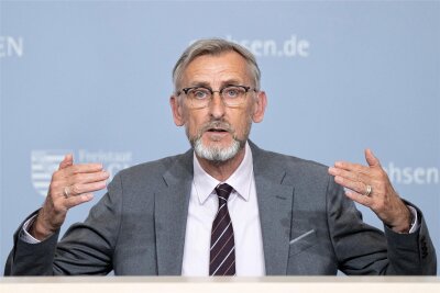 Kriminalität in Sachsen: Jeder fünfte Tatverdächtige jünger als 21 Jahre - Sachsens Innenminister Armin Schuster (CDU) hält die Teilfreigabe von Cannabis für Augenwischerei.