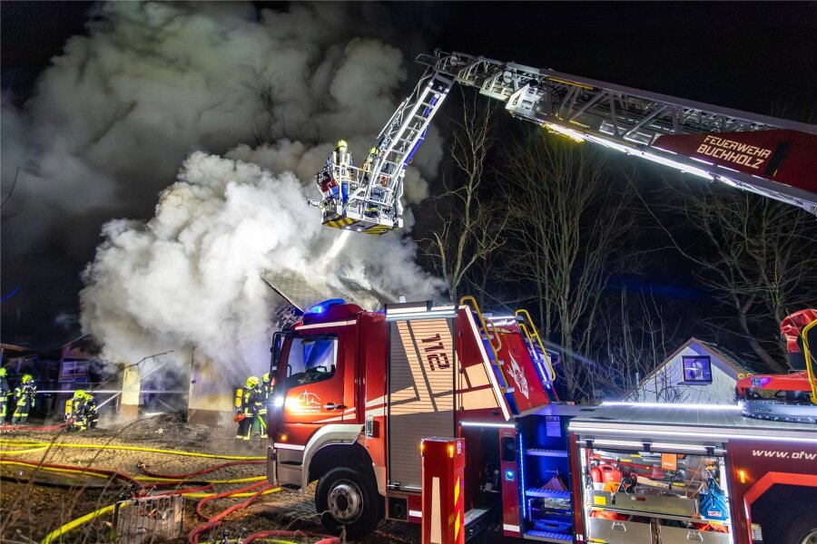 Kripo: Defekter Akku offenbar Ursache für Garagenbrand in Annaberg-Bucholz - Beim Garagenbrand in Buchholz war auch eine Drehleiter im Einsatz.