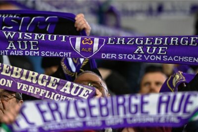 Krise beim FC Erzgebirge Aue: Wie die Fans reagieren - Bei der Partie gegen den FC Ingolstadt 04 im Erzgebirgsstadion in Aue unterstützten zahlreiche Fans die Veilchen. Mit Erfolg, nach zehn sieglosen Spielen konnte der FCE den ersten Sieg verbuchen. Für Fans bringt das neue Hoffnung im Kampf um den Klassenerhalt.