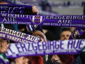 Krise beim FC Erzgebirge Aue: Wie die Fans reagieren - Bei der Partie gegen den FC Ingolstadt 04 im Erzgebirgsstadion in Aue unterstützten zahlreiche Fans die Veilchen. Mit Erfolg, nach zehn sieglosen Spielen konnte der FCE den ersten Sieg verbuchen. Für Fans bringt das neue Hoffnung im Kampf um den Klassenerhalt.