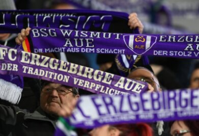 Krise beim FCE: Wie die Fans reagieren - Bei der Partie gegen den FC Ingolstadt 04 im Erzgebirgsstadion in Aue unterstützten zahlreiche Fans die Veilchen. Mit Erfolg, nach zehn sieglosen Spielen konnte der FCE den ersten Sieg verbuchen. Für Fans bringt das neue Hoffnung im Kampf um den Klassenerhalt.