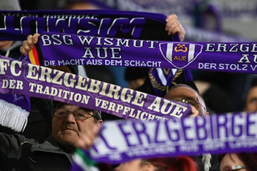 Krise beim FCE: Wie die Fans reagieren - Bei der Partie gegen den FC Ingolstadt 04 im Erzgebirgsstadion in Aue unterstützten zahlreiche Fans die Veilchen. Mit Erfolg, nach zehn sieglosen Spielen konnte der FCE den ersten Sieg verbuchen. Für Fans bringt das neue Hoffnung im Kampf um den Klassenerhalt.