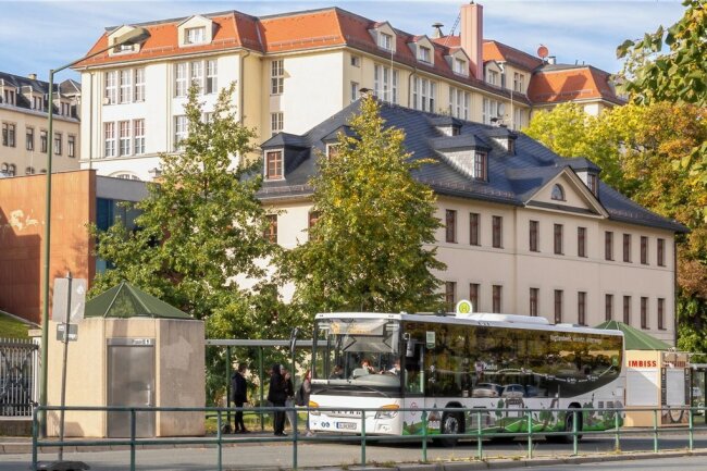 Krise im Nahverkehr eskaliert: Im Vogtland fahren ab Freitag keine Busse mehr - Das sogenannte Gartenhaus in Auerbach ist Sitz des vogtländischen Nahverkehrsverbandes. 