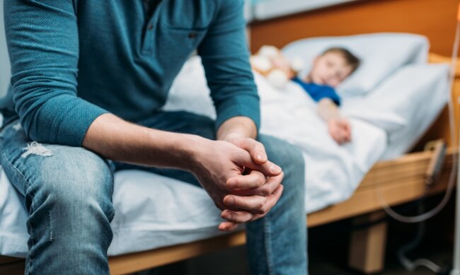 Krise in der Krise: So trifft die Pandemie schwerkranke Kinder - Familien in Extremsituationen: Wegen der Corona-Ansteckungsgefahr darf oft nur ein Elternteil ein schwer krankes Kind im Krankenhaus begleiten. Auch ambulante Leistungen wie Physiotherapie oder Fahrdienste fallen teilweise aus, weil Personal krank oder in Quarantäne ist. 