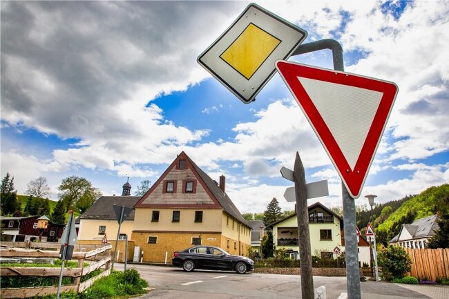 Kritik am geplanten Kreisel - Der vom Landkreis Mittelsachsen geplante Umbau dieser Kreuzung in Hennersdorf zu einem Mini-Kreisel sorgt im Ort nicht nur für Freude. 