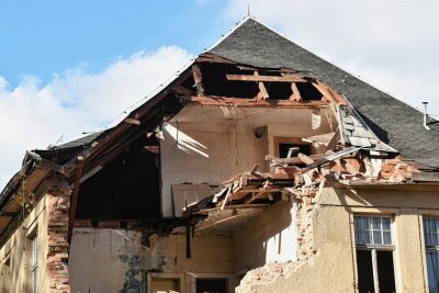 Kritik an Abriss der Kommandantenvilla in Frankenberg - Seit Dienstag wird die Kommandantenvilla des einstigen KZ Sachsenburg abgerissen. Gefördert wird der Abbruch vom Freistaat.