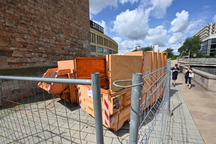 Kritik an Bauzaun und Weindorf-Containern am Roten Turm in Chemnitz - Stehen in der Chemnitz Innenstadt am Roten Turm: Abfall-Container. Passanten finden das unpassend, nicht zuletzt wegen des Lärms. 