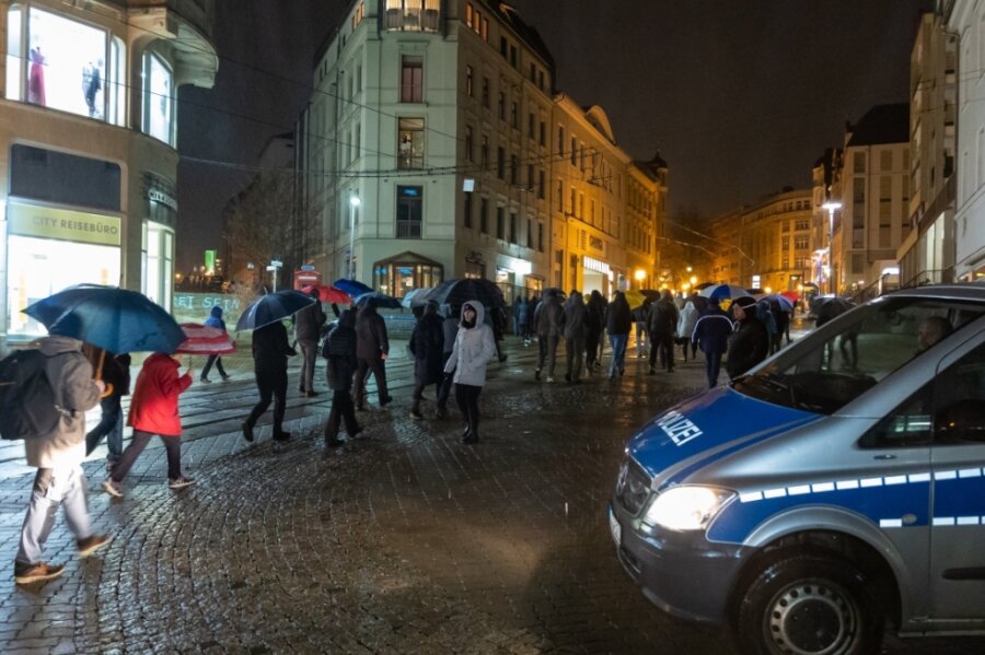 Am Montag vor einer Woche zogen etwa 350 Gegner der Coronamaßnahmen durch die Plauener Innenstadt, ihr Aufzug führte unter anderem die Bahnhofstraße entlang. Die Demonstration war - wie schon in den Wochen zuvor - nicht angemeldet gewesen. 