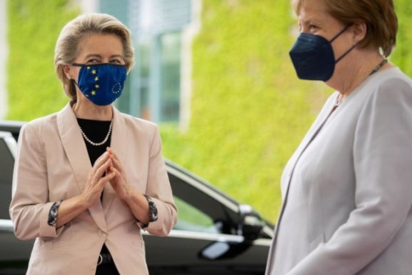 Kritik an deutschem Coronaplan - Bundeskanzlerin Angela Merkel empfängt EU-Kommissionschefin Ursula von der Leyen vor dem Bundeskanzleramt.