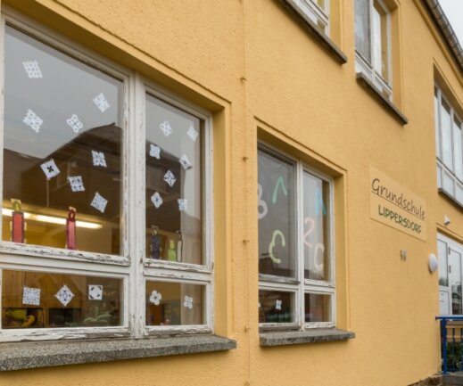 Die Grundschule in Lippersdorf soll neue Fenster erhalten. Die Kosten belaufen sich voraussichtlich auf rund 161.000 Euro. Der Stadtrat segnet die Ausgaben zwar ab. Dennoch gibt es drei Kritikpunkte. 