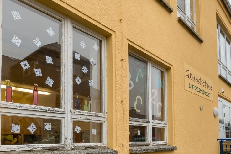 Kritik an Investition in Grundschule - Die Grundschule in Lippersdorf soll neue Fenster erhalten. Die Kosten belaufen sich voraussichtlich auf rund 161.000 Euro. Der Stadtrat segnet die Ausgaben zwar ab. Dennoch gibt es drei Kritikpunkte. 
