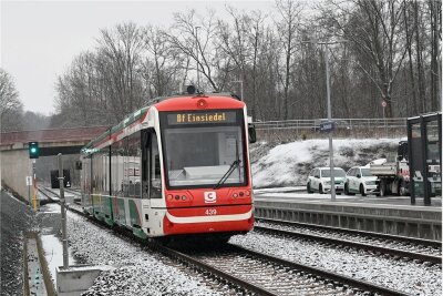 Kritik an Parallelverkehr: Von Aue nach Chemnitz künftig mit Bus und Bahn? - Der Zug auf der Probefahrt zwischen Chemnitzer Technopark und Bahnhof Einsiedel. 
