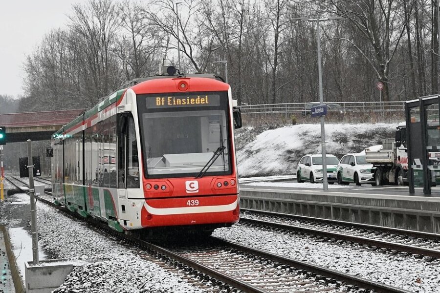 Der Zug auf der Probefahrt zwischen Chemnitzer Technopark und Bahnhof Einsiedel. 