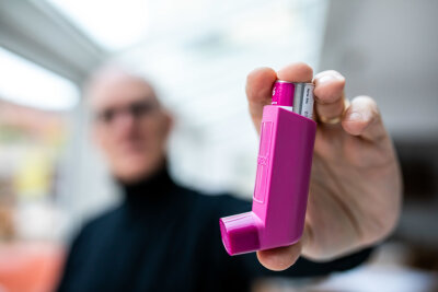 Kritik an Studie: Wirksamkeit von Asthmaspray gegen Corona nicht nachgewiesen - 
