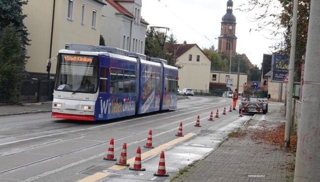 Kritik an Verkehrsversuch in Zwickau-Marienthal - Entlang der Straße werden vorübergehende Radwege markiert. 