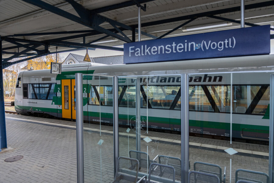 Kritik an Zugbegleiter der Vogtlandbahn: "Wir wurden in der Tür eingeklemmt" - Wird die Route von Mehltheuer nach Kraslice über Falkenstein stiefmütterlich behandelt? 