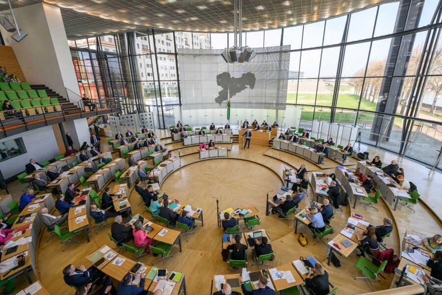 Kritik: U-Ausschuss zu Fördermittelpraxis vernimmt Zeugen - Blick in den Plenarsaal während einer Sitzung des Sächsischen Landtages.