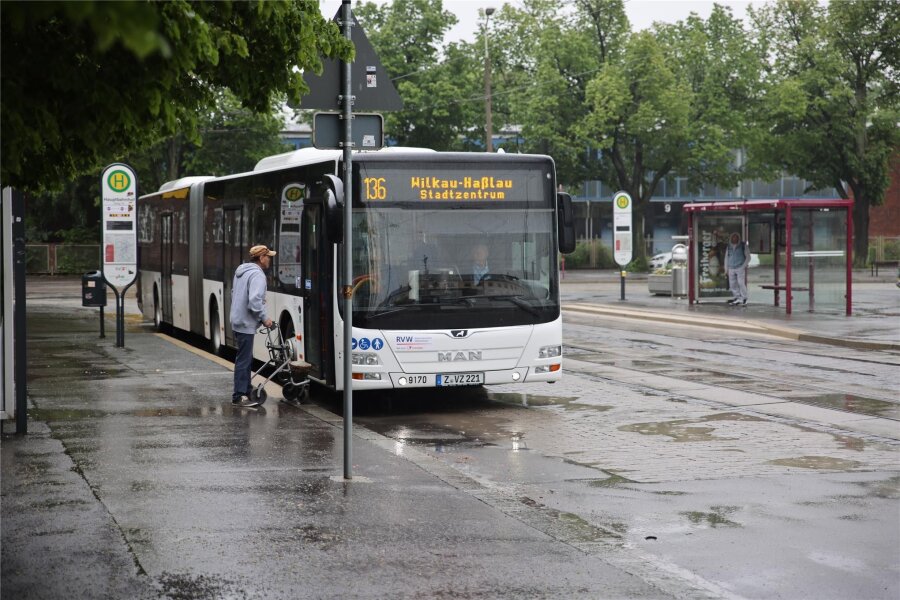 Kritik und Verständnis: Veränderungen im Zwickauer Busverkehr - Damit die Busse der Linie 136 trotz einer Umleitung pünktlich am Hauptbahnhof ankommen, wurde eine Haltestelle vorübergehend gestrichen.