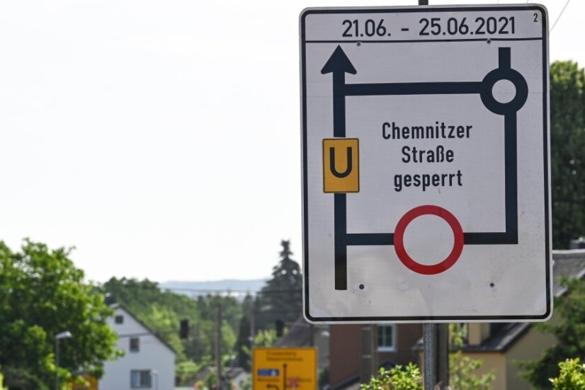 Kritik wegen gesperrter Autobahnzufahrt - Seit Montag ist die Autobahnzufahrt aus Richtung Chemnitz in Oberlichtenau gesperrt. Die Umleitung führt über Niederlichtenau. 