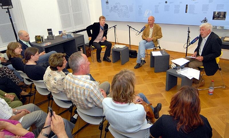 Kritiker bei Gellert zu Gast - 
              <p class="artikelinhalt">Andreas Tretner, Ulf Heise und Michael Hametner (v. l.), die Literaturexperten von MDR Figaro, diskutieren am Mittwochabend im Gellert-Museum Hainichen.</p>
            