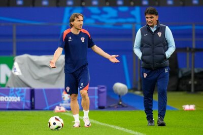 Kroaten denken nicht an möglichen letzten Modric-Auftritt - Kroatiens Luka Modric (l) spricht mit Cheftrainer Zlatko Dalic während einer Trainingseinheit.