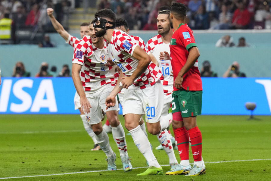 Kroatien siegt gegen Marokko und wird WM-Dritter - Kroatiens Josko Gvardiol (vorne) feiert dsein Tor zum 1-0.