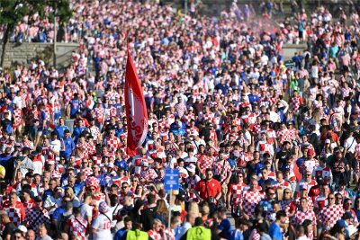 Kroatische Fans attackieren Italiener: Polizei hatte bei EM-Spiel in Leipzig alle Hände voll zu tun - Abertausende kroatische Fans auf dem Weg ins Stadion.