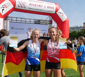 Krönender Abschluss mit Olympia-Flair - Bei den "European Kids Athletic Games" im tschechischen Brno feierten Lena Sachse vom TTL Ehrenfriedersdorf (l.) und Hannah Maneck vom LV 90 Erzgebirge mit ihren Siegen die größten Erfolge für die Kreisauswahl. 