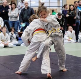 Krümel wachsen über sich hinaus - Auch Emma Schumann (r.) vom Judoclub Antonsthal-Schwarzenberg stellte sich beim Frühjahrskrümelrandori der Konkurrenz. In der Breitenbrunner Turnhalle gingen 196 Talente aus 20 Vereinen auf die Matte. 