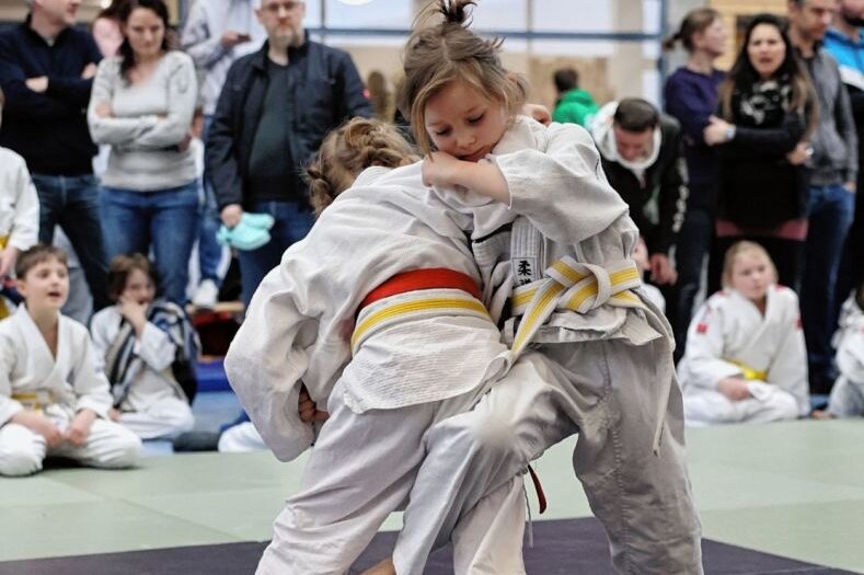 Krümel wachsen über sich hinaus - Auch Emma Schumann (r.) vom Judoclub Antonsthal-Schwarzenberg stellte sich beim Frühjahrskrümelrandori der Konkurrenz. In der Breitenbrunner Turnhalle gingen 196 Talente aus 20 Vereinen auf die Matte. 