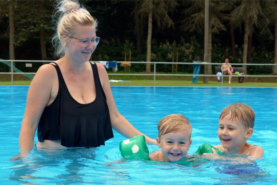 Krumhermersdorfer Freibadsaison nimmt langsam an Fahrt auf - Mit ihren Söhnen Mika und Willi genießt Vicky Rother die Abkühlung im Becken des Krumhermersdorfer Freibads.