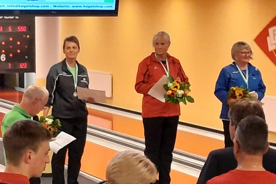 Krumhermersdorfer Kegler auf Landesebene erfolgreich - Im Wettbewerb der Seniorinnen A gewann Katrin Heutehaus (links) Silber.