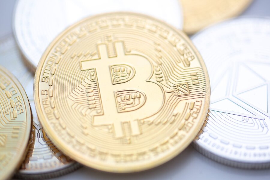 Krypto-Kurse sacken ab - Bitcoin fällt unter 58.000 Dollar - Der Bitcoin hat erneut an Wert verloren - in seinem Schatten gab auh die zweitgrößte Kryptowährung Ether nach.