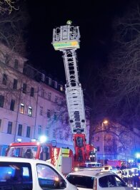 Küchenbrand: Ältere Bewohner verletzt - Rettungskräfte Samstagnacht in Hilbersdorf. 