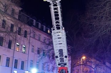 Küchenbrand: Ältere Bewohner verletzt - Rettungskräfte Samstagnacht in Hilbersdorf. 