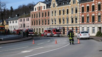 Küchenbrand in Schwarzenberg: Feuerwehr im Einsatz - Wegen eines Feuerwehreinsatzes war die Karlsbader Straße in Schwarzenberg zeitweise gesperrt.
