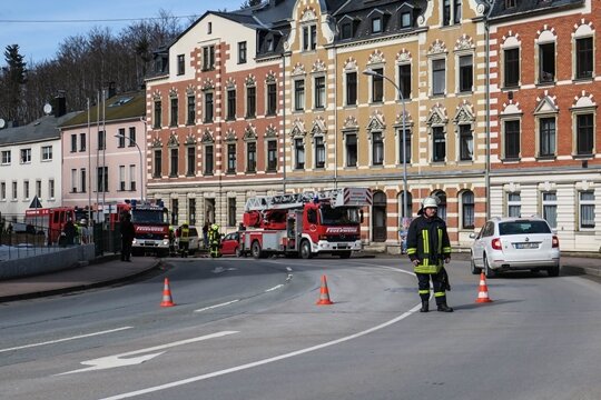 Küchenbrand in Schwarzenberg: Feuerwehr im Einsatz - Wegen eines Feuerwehreinsatzes war die Karlsbader Straße in Schwarzenberg zeitweise gesperrt.