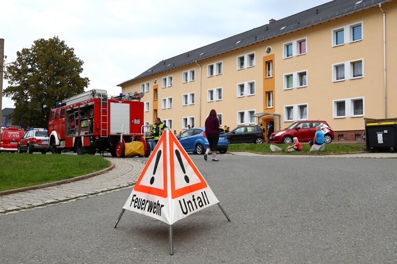 Küchenbrand mit zwei Verletzten - Am Freitagnachmittag kam es in Oelsnitz zu einem Brand in einer Wohnung.